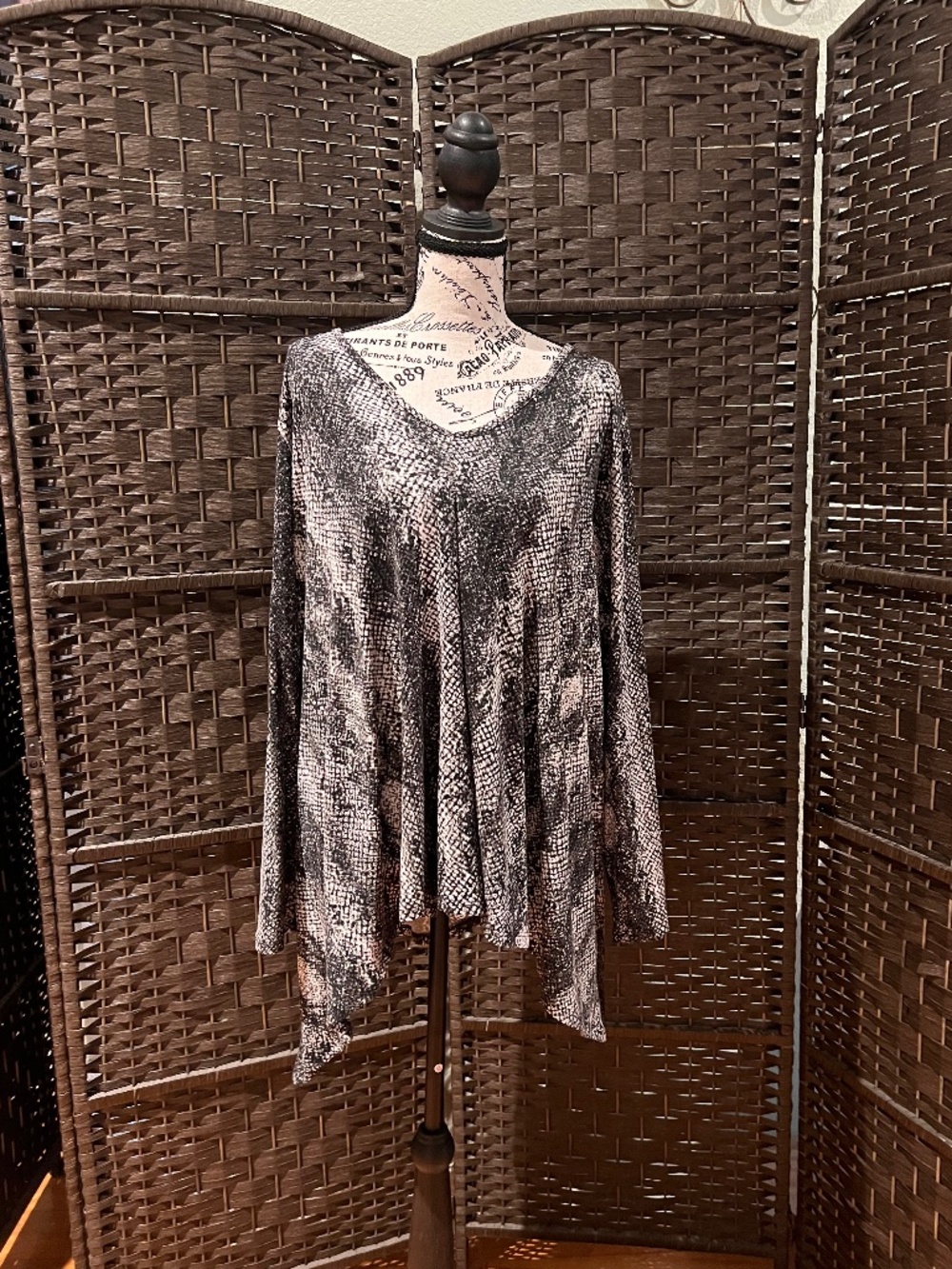 Como Vintage Gray Black Snake Print Asymmetric Hem Blouse 2X